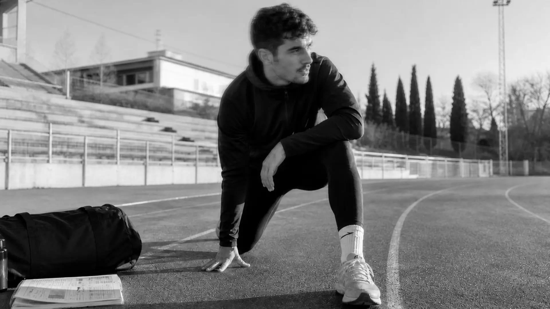 Opositor de Educación Física en pista de atletismo — METOD